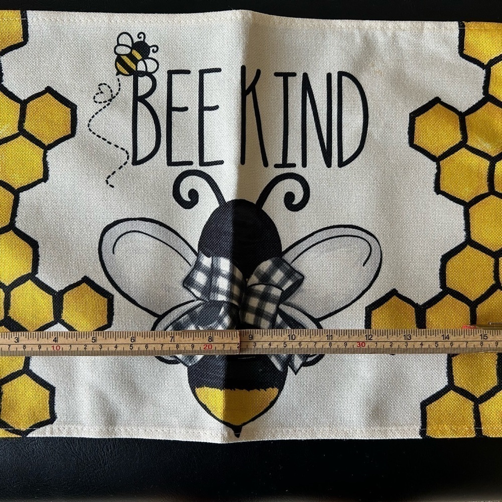 Bee Kind Placemats 12 x 18 Inch Set of 4 - BRAND NEW - Picture 2 of 4